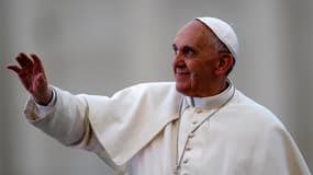Le pape François a alterné le sourire et la gravité samedi place Saint-Pierre de Rome lors d'un rassemblement de quelque 200.000 catholiques. /Photo prise le 18 mai 2013/REUTERS/Stefano Rellandini