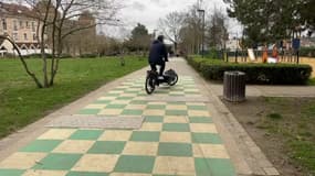 Un cycliste sur la "coulée verte" du sud parisien à Sceaux.