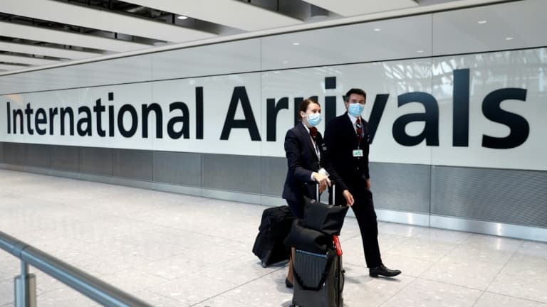 Des membres d'équipage de la British Airways arrivent à l'aéroport de Heathrow, le 8 juin 2020 à Londres