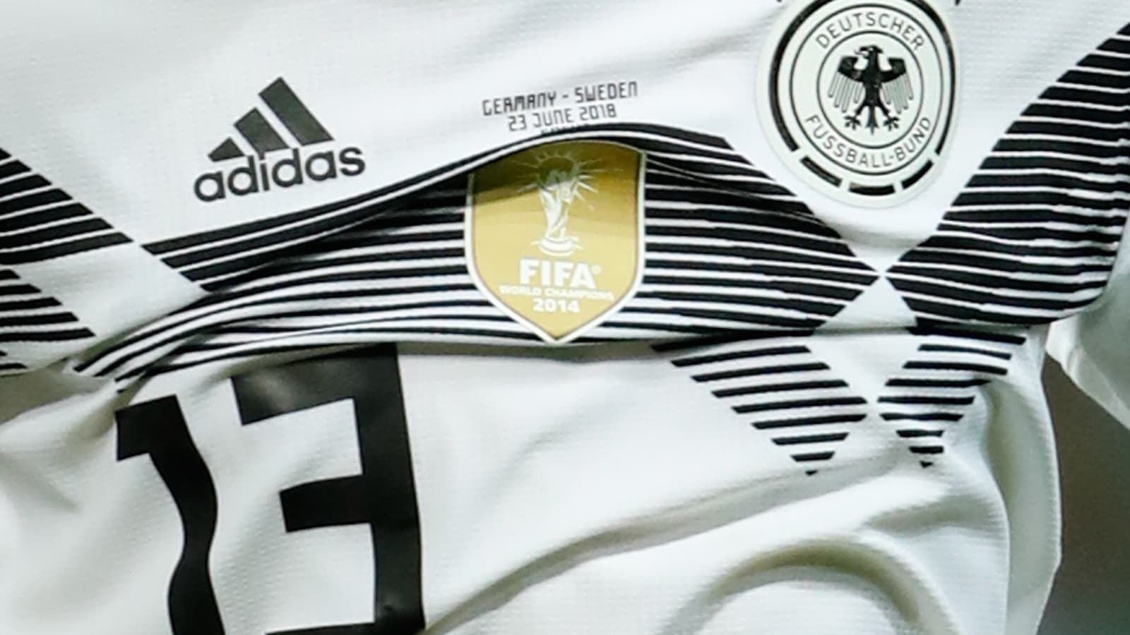 Le badge "champions du monde" sur le maillot de l'Allemagne, de 2014 à 2018 Le badge "champions du monde" sur le maillot de l'Allemagne, de 2014 à 2018