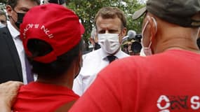 Le chef de l'État, en déplacement en Polynésie française, a échangé à Moorea avec des manifestants anti-nucléaire.