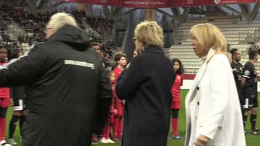 Les images de Brigitte Macron sifflée et huée à un match caritatif