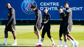 Danilo Pereira, Warren Zaïre-Emery, Elyes Housni, Noha Lemina et El Chadaille Bitshiabu au centre d'entraînement du PSG le 7 février 2023