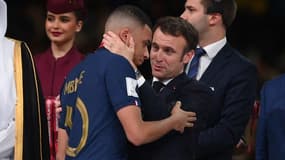 Emmanuel Macron et Kylian Mbappé le 18 décembre 2022 à Doha, au Qatar lors de la finale de la Coupe du monde