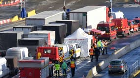 Tests de dépistage du Covid-19 chez des chauffeurs de poids lourds, près de Douvres (Royaume-Uni) le 24 décembre 2020