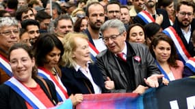 Le leader de LFI Jean-Luc Mélenchon avec Annie Ernaux, prix Nobel de littérature, à la marche "contre la vie chère et l'inaction climatique" organisée par la gauche réunie dans la Nupes, le 16 octobre 2022 à Paris