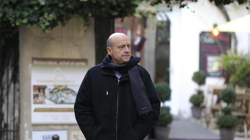 Dans les colonnes du Parisien, Alain Juppé laisse entendre dimanche qu'il pourrait se présenter aux primaires qui désigneront le candidat du principal parti de droite à l'élection présidentielle de 2017. /Photo prise le 25 novembre 2012/REUTERS/Gonzalo Fu