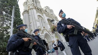 Des policiers sécurisent la basilique Notre-Dame à Nice après l'attentat, le 29 octobre 2020