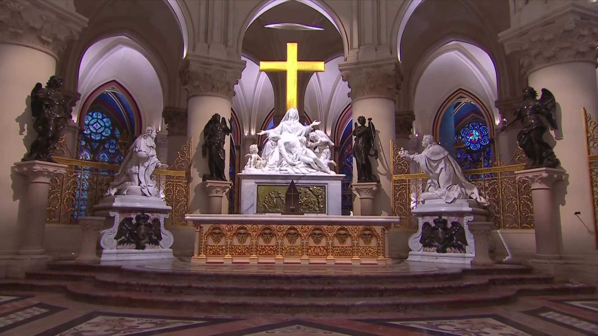 Le président de la République a pu observer le "Vœu de Louis XIII" restauré.