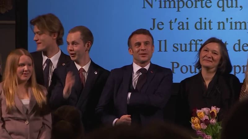 Emmanuel Macron chante 