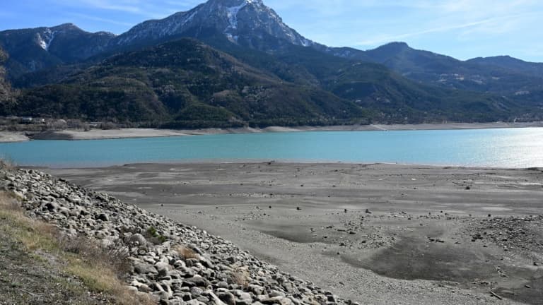 Le lac de Serre-Poncon, près d'Embrun dans les Hautes-Alpes, à un niveau très bas le 16 mars 2023 (Photo d'archive).