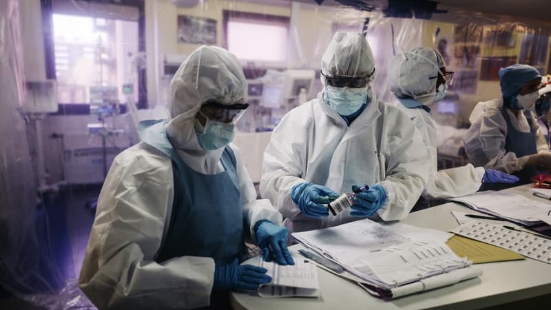 Une équipe médicale à l'hôpital franco-britannique de Levallois-Perret.