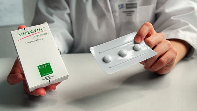 Une infirmière montre "la pilule abortive" RU486 à l'hôpital de Broussais, le 25 october 2000.