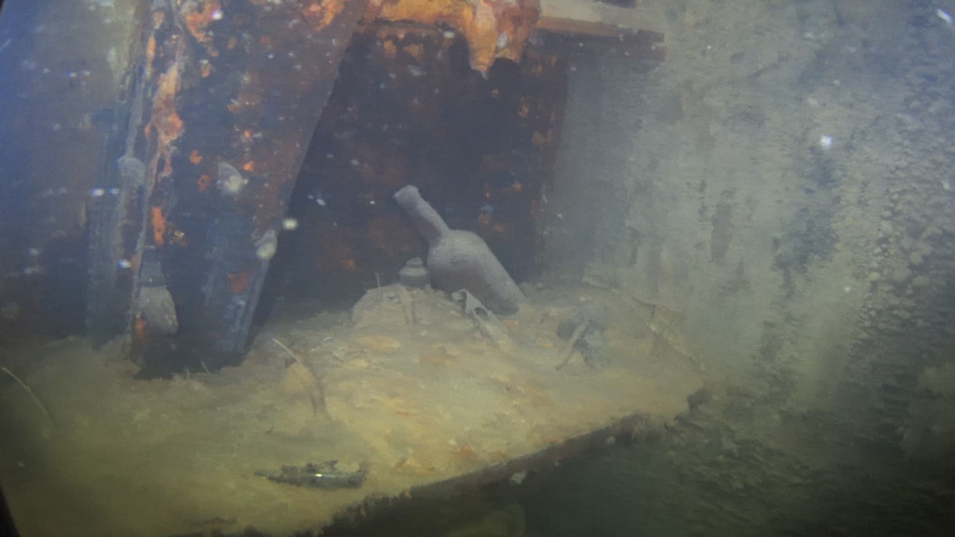 Une bouteille sur une étagère du bateau. Une bouteille sur une étagère du bateau.