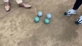 Le sport-boules, également appelé la boule lyonnaise, est une discipline de lancer similaire à la pétanque et originaire de la capitale des Gaules depuis le 18e siècle.