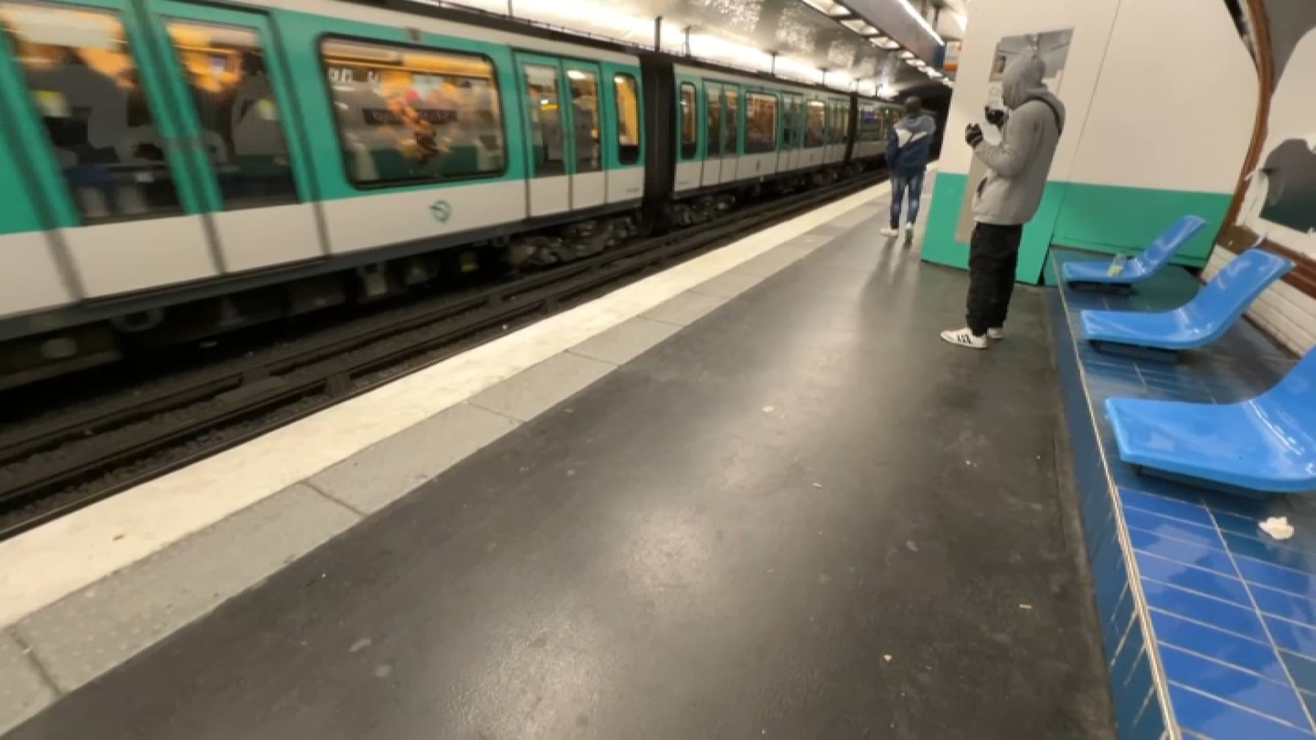 Paris Stalingrad Metro Station Infested with Crack Trafficking and Consumption