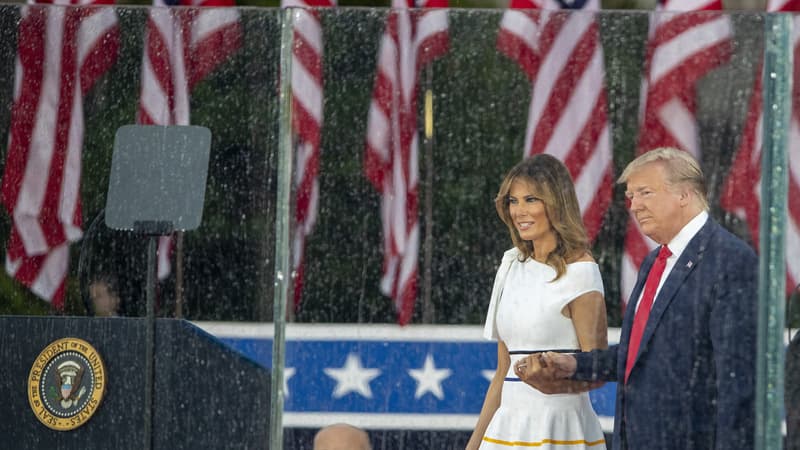 Donald Trump, son épouse et une plaque protectrice devant le Lincoln Memorial, ce 4 juillet. 