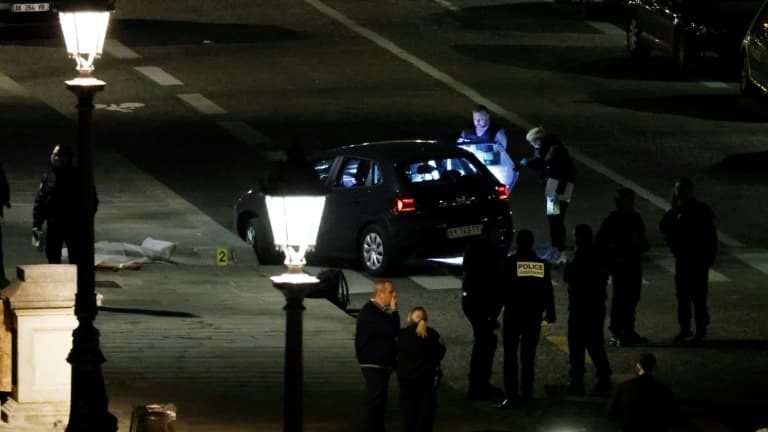 Des enquêteurs sur le Pont-Neuf où des policiers ont tiré sur une voiture qui a tenté de les percuter, tuant deux personnes, le 25 avril 2022 à Paris