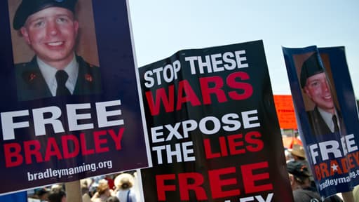 Bradley Manning est en train de devenir un symbole du contrôle des politique par les citoyens, comme le montrent les manifestations qu ont eu lieu sur le lieu du procès, à la base de Fort Meade.