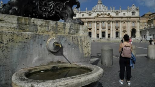 Une fontaine arrêtée sur la place Si Pierre, au Vatican, lors d'une importante sécheresse en Italie et à Rome, le 25 juillet 2017 Une fontaine arrêtée sur la place Si Pierre, au Vatican, lors d'une importante sécheresse en Italie et à Rome, le 25 juillet 2017