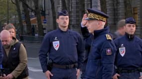 Le préfet de police de Paris Didier Lallement se rend sur le pont Saint-Michel à Paris pour rendre hommage aux victimes du massacre d'Algériens le 17 octobre 1961