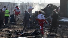 Les secours arrivant sur les lieux du crash à côté de Téhéran, le mercredi 8 janvier