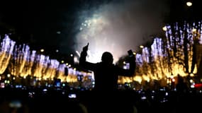 Un million de personnes rassemblées sur les Champs-Élysées pour assister au feu d'artifice et aux jeux de lumière lors des célébrations du Nouvel An à Paris, en France, le 1er janvier 2026.