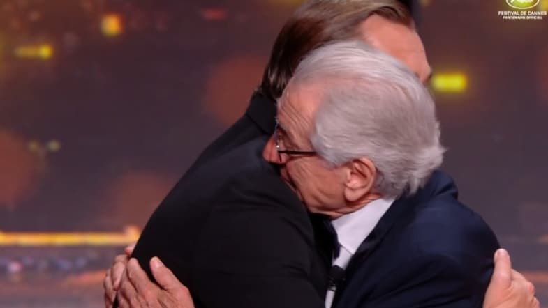 Robert De Niro a pris dans ses bras Leonardo DiCaprio en récupérant sa Palme d'or d'honneur