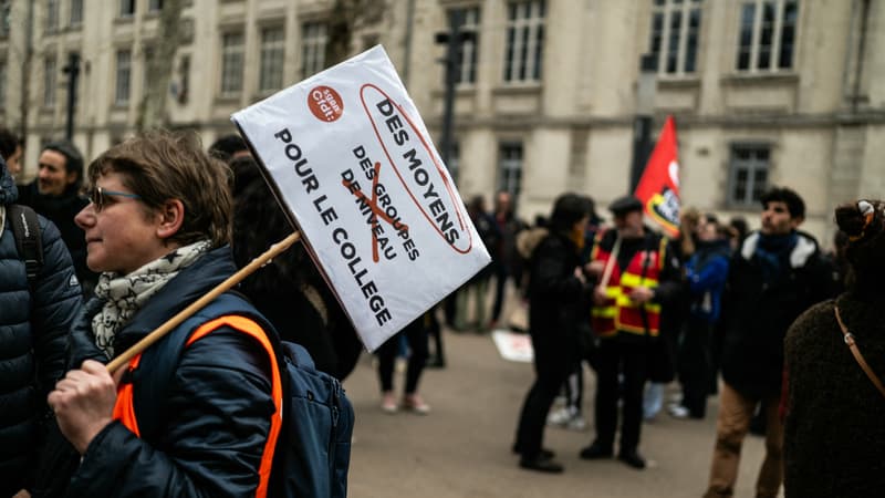 Des manifestants lors d'un rassemblement organisé par les syndicats d'enseignants sur les salaires et les conditions de travail, à Lyon (Rhône), le 1er février 2024.