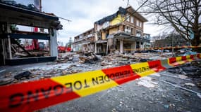 Des maisons gravement endommagées après qu'une explosion et un incendie ont détruit un immeuble, tuant au moins six personnes, à La Haye le 9 décembre 2024.