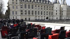 150 personnes ont tenté d'aller les déposer lundi devant le Palais de justice de Paris, à l'occasion du procès du compte caché de l'ex-ministre Jérôme Cahuzac.
