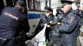 Des policiers russes arrêtent un manifestant homosexuel en septembre 2013 (photo d'illustration).