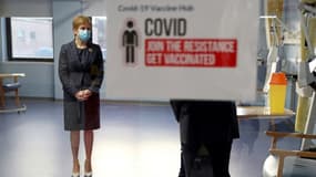 La Première ministre écossaise Nicola Sturgeon porte un masque de protection durant une visite au Western General Hospital à Edimbourg (Royaume-Uni), le 7 décembre 2020. (Photo d'illustration)