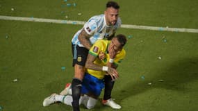 Nicolas Otamendi et Raphinha lors d'Argentine-Brésil