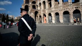 Un agent des carabinieri patrouille près du Colisée, à Rome.