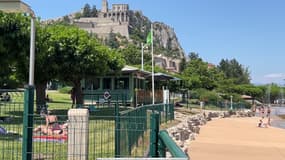 Le plan d'eau de Sisteron (Alpes-de-Haute-Provence), le mercredi 18 juin 2025 à l'ouverture de la saison estivale (illustration).