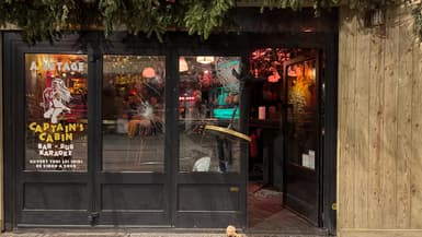 Un homme a vandalisé le bar Captain's Cabin à Clermont-Ferrand.