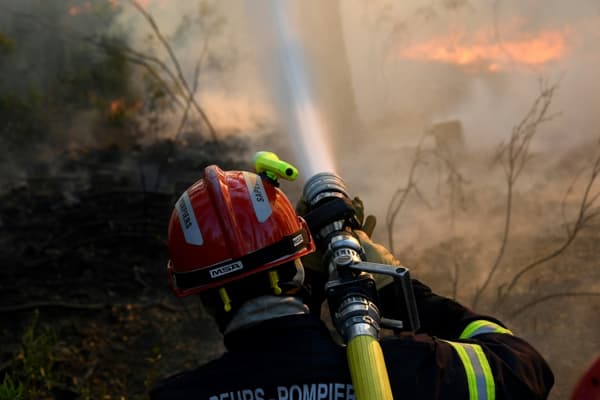 Un pompier mobilisé sur l'incendie dans le Var, à Vidauban, le 18 août 2021 