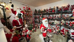 Le garage de Marie-Christine, transformé en musée pour accueillir sa collection de pères Noël.