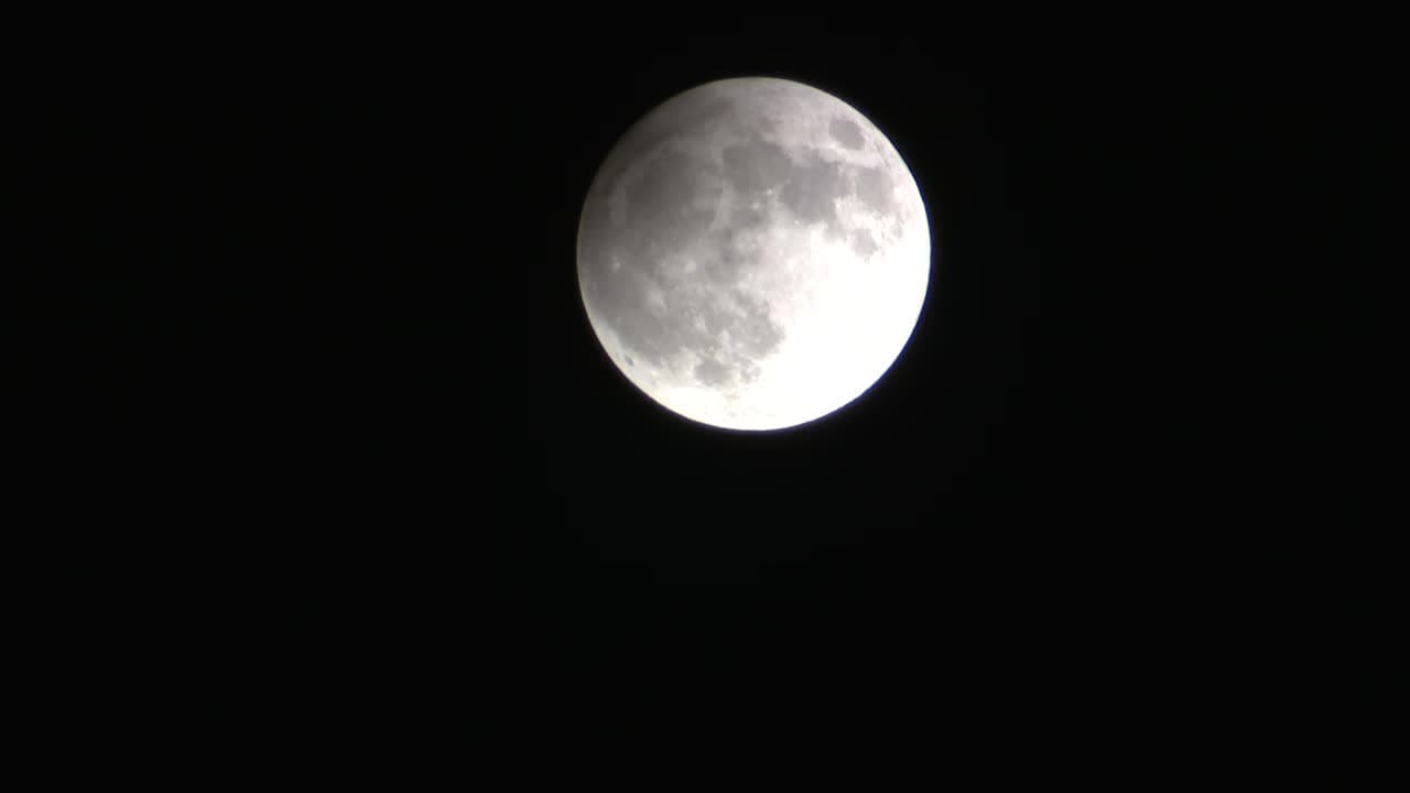 Une éclipse lunaire partielle au-dessus de Dallas, le mardi 17 septembre 2024