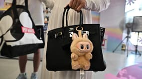 Une poupée Labubu attaché au sac à main d'une cliente dans un magasin Pop Mart de Bangkok, en Thaïlande, le 9 mai 2025.