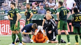 Le gardien William Yarbrough au sol lors d'un match de MLS, à Portland le 25 juin 2022