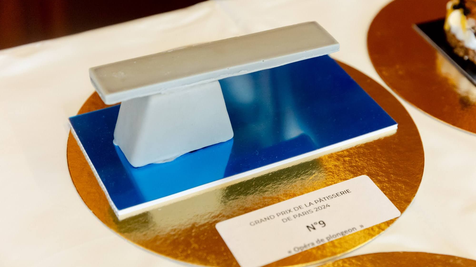 l'"Opera de plongeon", la pâtisserie créée par Raamin Samiyi, lauréat du Grand Prix de la pâtisserie de la ville de Paris. l'"Opera de plongeon", la pâtisserie créée par Raamin Samiyi, lauréat du Grand Prix de la pâtisserie de la ville de Paris.