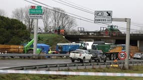 Les lieux de l'accident qui a coûté la vie d'une manifestante aux alentours de Pamiers, dans l'Ariège, le 23 janvier 2024. 