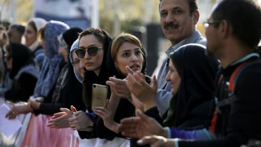 Des Iraniens et des étrangers observent le premier marathon international à Téhéran, le 7 avril 2017 (illustration)