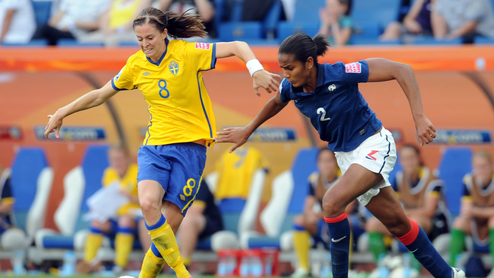 Lotta Schelin et Wendie Renard lors de Suède-France, match pour la troisième place de la Coupe du monde 2011, 16 juillet 2011