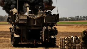 Un soldat israélien couvre ses oreilles à la frontière avec Gaza, ce samedi.