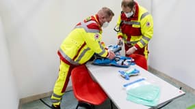 Des membres de la Croix-Rouge allemande se prépare à accueillir du public dans un futur centre de vaccination à Eschwege, en Hesse (Allemagne), le 1er décembre 2020. (Photo d'illustration)