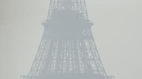 La Tour Eiffel prise dans un nuage de pollution (Photo d'illustration)