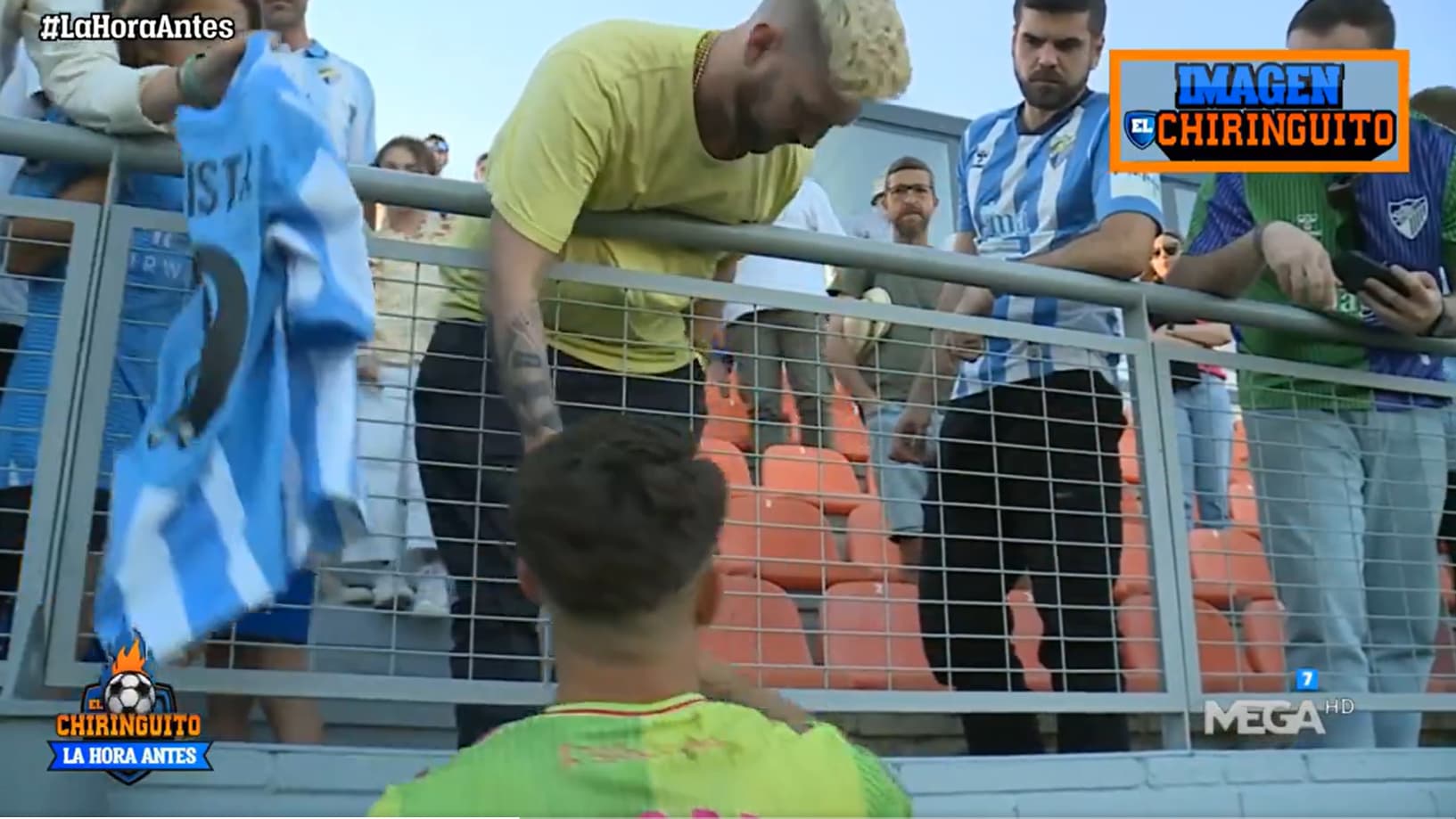 Dani Lorenzo (Malaga) donne son maillot à un supporteur… contre 50 euros (le 14/04/2024) Dani Lorenzo (Malaga) donne son maillot à un supporteur… contre 50 euros (le 14/04/2024)
